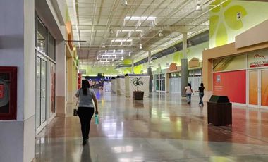 Locales en renta en plaza comercial en avenida Barragán, Escobedo