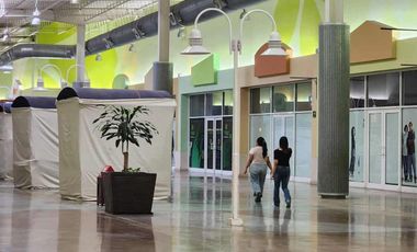 Locales en renta en plaza comercial en avenida Barragán, Escobedo