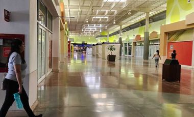 Locales en renta en plaza comercial en avenida Barragán, Escobedo