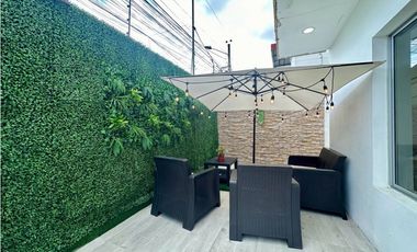 EN VENTA CASA DE DOS PISOS EN VENTA EN PORTOVIEJO - SECTOR LOS MANGOS