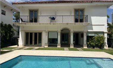 Se Vende o Alquila Casa en Fairways Estates - Santa María (AA)