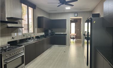 Se Vende o Alquila Casa en Fairways Estates - Santa María (AA)