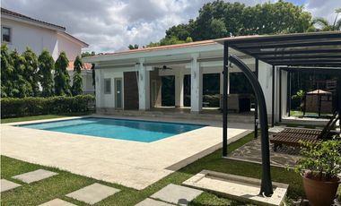 Se Vende o Alquila Casa en Fairways Estates - Santa María (AA)