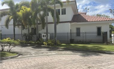Se Vende o Alquila Casa en Fairways Estates - Santa María (AA)