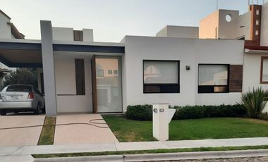 CASA EN VENTA DE UNA PLANTA EN CLUB DE GOLF TEQUISQUIAPAN