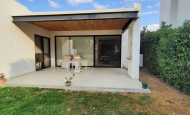 CASA EN VENTA DE UNA PLANTA EN CLUB DE GOLF TEQUISQUIAPAN