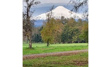 Preciosa parcela entre Pucón y Villarrica,con vista panorámica al volcán y acceso a estero y cascada.
