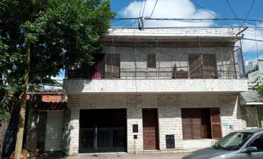 VENDO CASA DE DOS PLANTAS- José Ingenieros al 1200 Barrio Arroyito