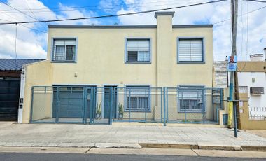Casa en venta tres dormitorios con gran jardín y piscina. Barrio Las Delicias, Rosario.