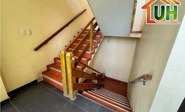 00587 - VENTA HOSPEDAJE  YARINACOCHA - ZONA COMERCIAL - AC 950 M2.