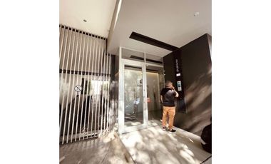 VENTA OFICINA EN SEMIPISO. EDIF. LINE HOUSE. ZONA PLAZA MITRE