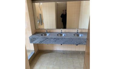 Vendo Oficina en el Centro 310m2 cub 5 Privados Caseros 261 3er piso