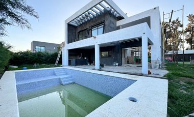 Excelente casa en venta barrio privado Astorga