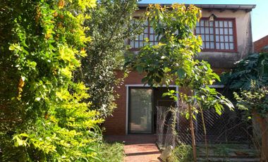 Casa 3 amb. en venta en Villa Adelina con jardín