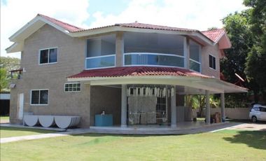 VENDO CASA CON ACCESO DIRECTO A LA PLAYA EN COLON, PORTOBELO