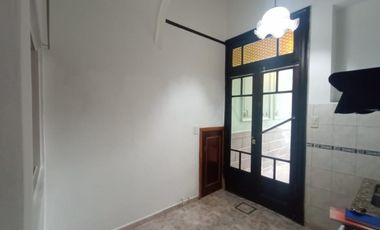 Tipo Casa 1 Ambiente en Planta Baja  Sin Expensas en Flores Av. Juan Bautista Alberdi y Carabobo