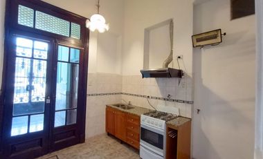 Tipo Casa 1 Ambiente en Planta Baja  Sin Expensas en Flores Av. Juan Bautista Alberdi y Carabobo