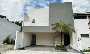 Preciosa Casa en Venta en Fraccionamiento La Trinidad Coatepec