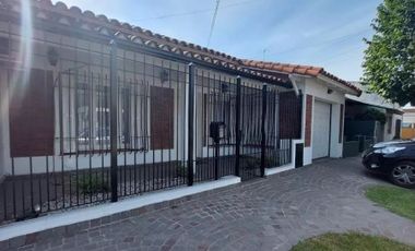 Casa en venta de 2 dormitorios c/ cochera en Castelar