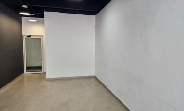 RENTA de Oficina en Plaza Tres800, sobre la Av. Revolución