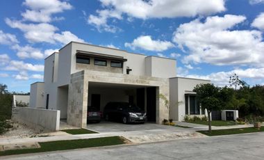 CASA EN VENTA DE 3 RECÁMARAS EN EL EXCLUSIVO YUCATÁN COUNTRY CLUB