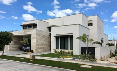CASA EN VENTA DE 3 RECÁMARAS EN EL EXCLUSIVO YUCATÁN COUNTRY CLUB