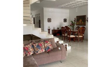 VENTA DE CASA DE DOS PISOS EN LA CASTELLANA DE MONTERA