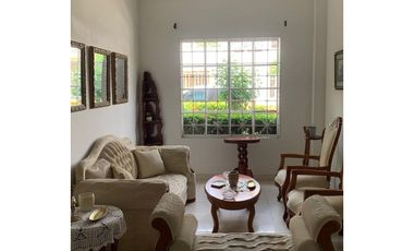 VENTA DE CASA DE DOS PISOS EN LA CASTELLANA DE MONTERA