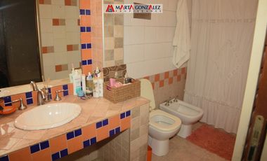 Casa  en Venta Villa Sarmiento / Moron (A120 3644)