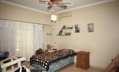 Casa  en Venta Villa Sarmiento / Moron (A120 3644)