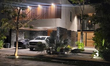 Casa en venta con páneles solares en privada Oasis del Yucatán Country Club
