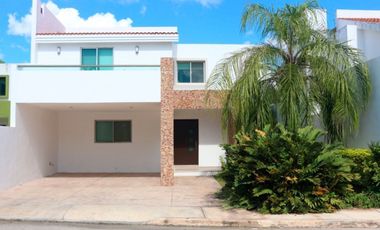 Casa en venta de 3 recámaras y piscina en Palmerales de Altabrisa, Mérida norte