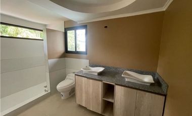 Se vende casa remodelada en Dos Mares, Betania. (MM)