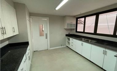 Se vende casa remodelada en Dos Mares, Betania. (MM)