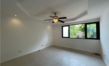 Se vende casa remodelada en Dos Mares, Betania. (MM)