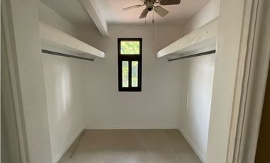 Se vende casa remodelada en Dos Mares, Betania. (MM)