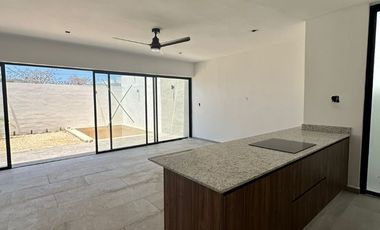 Residencia nueva en venta con espacios amplios en privada en Conkal