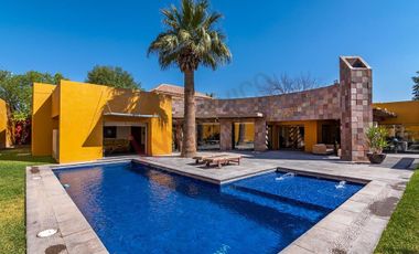 Disfruta de espacios iluminados y amplias áreas verdes en tu casa de una planta con alberca en Las Isabeles, Torreón