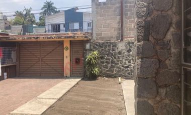 Casa en VENTA de 4 recámaras, excelente oportunidad de INVERSIÓN, para REMODELAR a 3 cuadras de FORUM CUERNAVACA, Col. Alegría