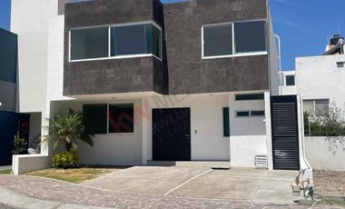 Casa con recámara en PB, amenidades y seguridad. La Cima, Querétaro