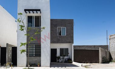 Casa en Venta en Residencial Kalia, Torreón, Con terreno excedente y recamara en planta baja.