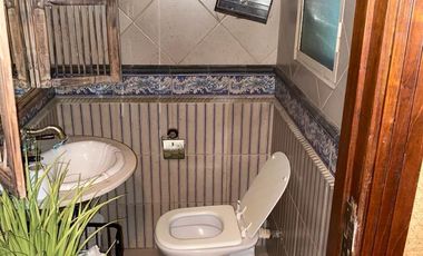Casa en  espectacular estado, con un parque con pileta de natación. Ubicación privilegiada.-