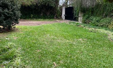 Casa en  espectacular estado, con un parque con pileta de natación. Ubicación privilegiada.-