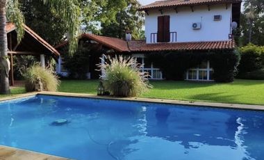 Casa en  espectacular estado, con un parque con pileta de natación. Ubicación privilegiada.-