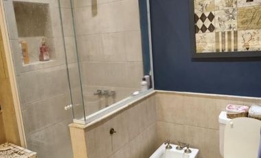 Casa en  espectacular estado, con un parque con pileta de natación. Ubicación privilegiada.-