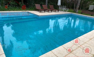 Casa en  espectacular estado, con un parque con pileta de natación. Ubicación privilegiada.-