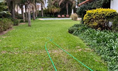 Casa en  espectacular estado, con un parque con pileta de natación. Ubicación privilegiada.-