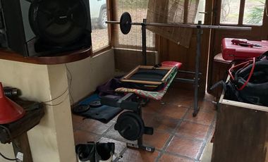 Casa en  espectacular estado, con un parque con pileta de natación. Ubicación privilegiada.-