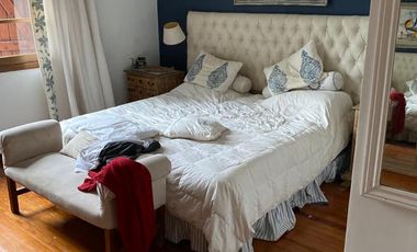 Casa en  espectacular estado, con un parque con pileta de natación. Ubicación privilegiada.-