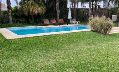 Casa en  espectacular estado, con un parque con pileta de natación. Ubicación privilegiada.-